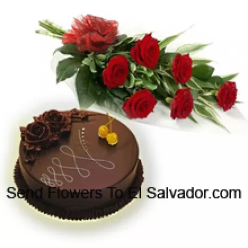 Un bellissimo mazzetto di 6 rose rosse insieme a una torta al cioccolato da 1/2 kg (Si prega di notare che la consegna della torta è disponibile solo per la regione di Metro Manila. Eventuali ordini di consegna della torta al di fuori di Metro Manila verranno sostituiti con una Torta al Cioccolato senza panna o al destinatario verrà offerto un Voucher Red Ribbon sufficiente per acquistare la stessa torta) (Si prega di notare che la consegna della torta è disponibile solo per la regione di Metro Manila. Eventuali ordini di consegna della torta al di fuori di Metro Manila verranno sostituiti con una Torta al Cioccolato senza panna o al destinatario verrà offerto un Voucher Red Ribbon sufficiente per acquistare la stessa torta)