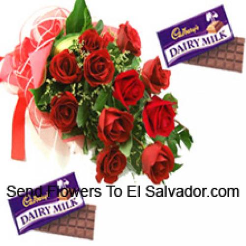 12 Belles roses rouges avec des chocolats Cadbury