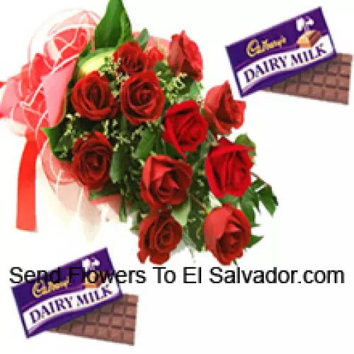 Grupo de 12 rosas vermelhas com preenchedores sazonais juntamente com chocolates sortidos Cadbury