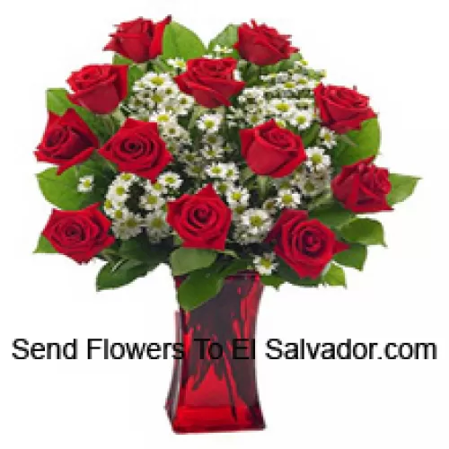 12 Rosas Rojas con Algunos Helechos en un Florero de Vidrio