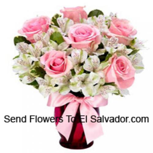 Beaux roses roses et alstromeria blanche