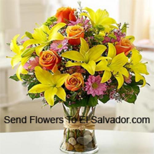 Lilien, Rosen und niedliche Gerbera in Vase