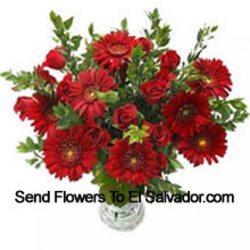 Jolies roses et gerberas dans un vase