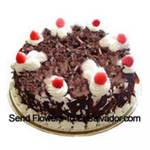 1/2 Kg (1.1 Lbs) Black Forest Cake (Si prega di notare che la consegna della torta è disponibile solo per la regione di Metro Manila. Eventuali ordini di consegna della torta al di fuori di Metro Manila saranno sostituiti con una torta al brownie al cioccolato senza panna o al destinatario verrà offerto un voucher Red Ribbon sufficiente per acquistare la stessa torta)