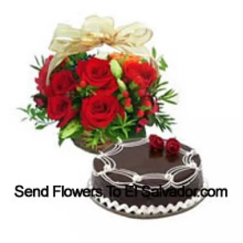 Cesta com 12 rosas vermelhas e 1 kg de bolo de trufa de chocolate (Por favor, observe que a entrega de bolo está disponível apenas para a região da Grande Manila. Pedidos de entrega de bolo fora da Grande Manila serão substituídos por Bolo de Brownie de Chocolate sem creme ou o destinatário receberá um Voucher da Red Ribbon suficiente para comprar o mesmo bolo)