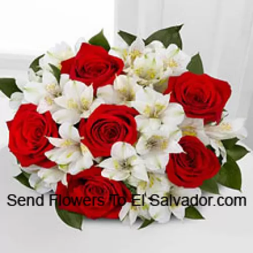 Mazzo di 6 Rose Rosse e Fiori Bianchi Stagionali