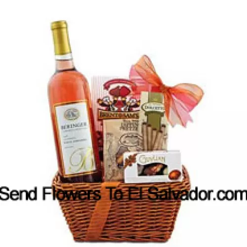 تحتوي سلة الهدايا هذه على نبيذ Beringer White Zinfandel Blush، وقذائف شوكولاتة Guylian البلجيكية، وأصابع ويفر محشوة بدولسيتو، وكوكيز شوكولاتة التوت ورقاقات الشوكولاتة من Brent & Sam، وعيدان بريتزلز القمح بالعسل من East Shore Specialty. (قد تختلف محتويات السلة بما في ذلك النبيذ حسب الموسم وموقع التسليم. في حالة عدم توفر منتج معين، سنقوم بالاستبدال بمنتج من قيمة مساوية أو أعلى)