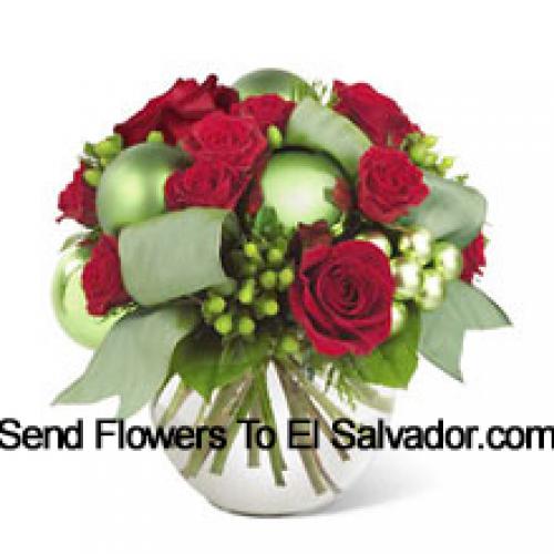 Classico bouquet di rose rosse con ornamenti