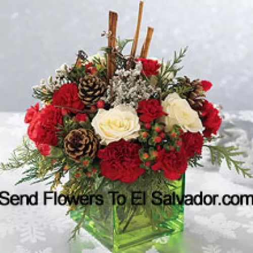 Envoyez ce bouquet de couleurs festives - roses blanches, œillets rouges et verdure de Noël - pour exprimer vos vœux les plus joyeux pour les fêtes. Disposé dans un cube en verre avec des bâtonnets de cannelle et des pommes de pin, c'est un merveilleux cadeau pour toute personne sur votre liste (Veuillez noter que nous nous réservons le droit de substituer tout produit par un produit approprié de valeur égale en cas de non-disponibilité d'un certain produit)