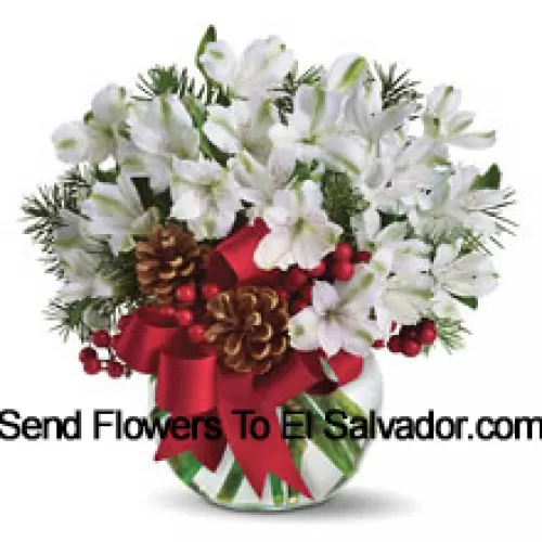 Comparta la magia de una Navidad blanca con este alegre ramo de flores de alstroemeria blancas nevadas dispuestas en un jarrón con adornos festivos navideños. (Tenga en cuenta que nos reservamos el derecho a sustituir cualquier producto por un producto adecuado de igual valor en caso de falta de disponibilidad de cierto producto)