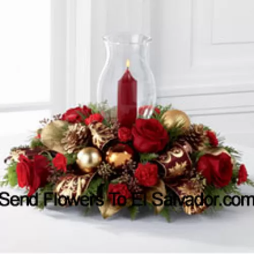 Le centre de table de Noël doré est l'affichage parfait de la chaleur et de la joie des fêtes pour rassembler vos amis et votre famille. Des roses rouges vives et des mini œillets sont magnifiquement arrangés avec des verdure de Noël et de l'eucalyptus semé, accentués de pommes de pin dorées, de boules de verre dorées et cuivrées, et d'un ruban filaire bordeaux et doré entourant un ouragan en verre. (Veuillez noter que nous nous réservons le droit de substituer tout produit par un produit adapté de valeur égale en cas de non-disponibilité d'un certain produit)